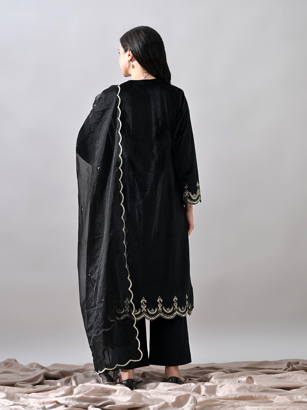 Suhana Embroidered Velvet Kurta Set (Black)