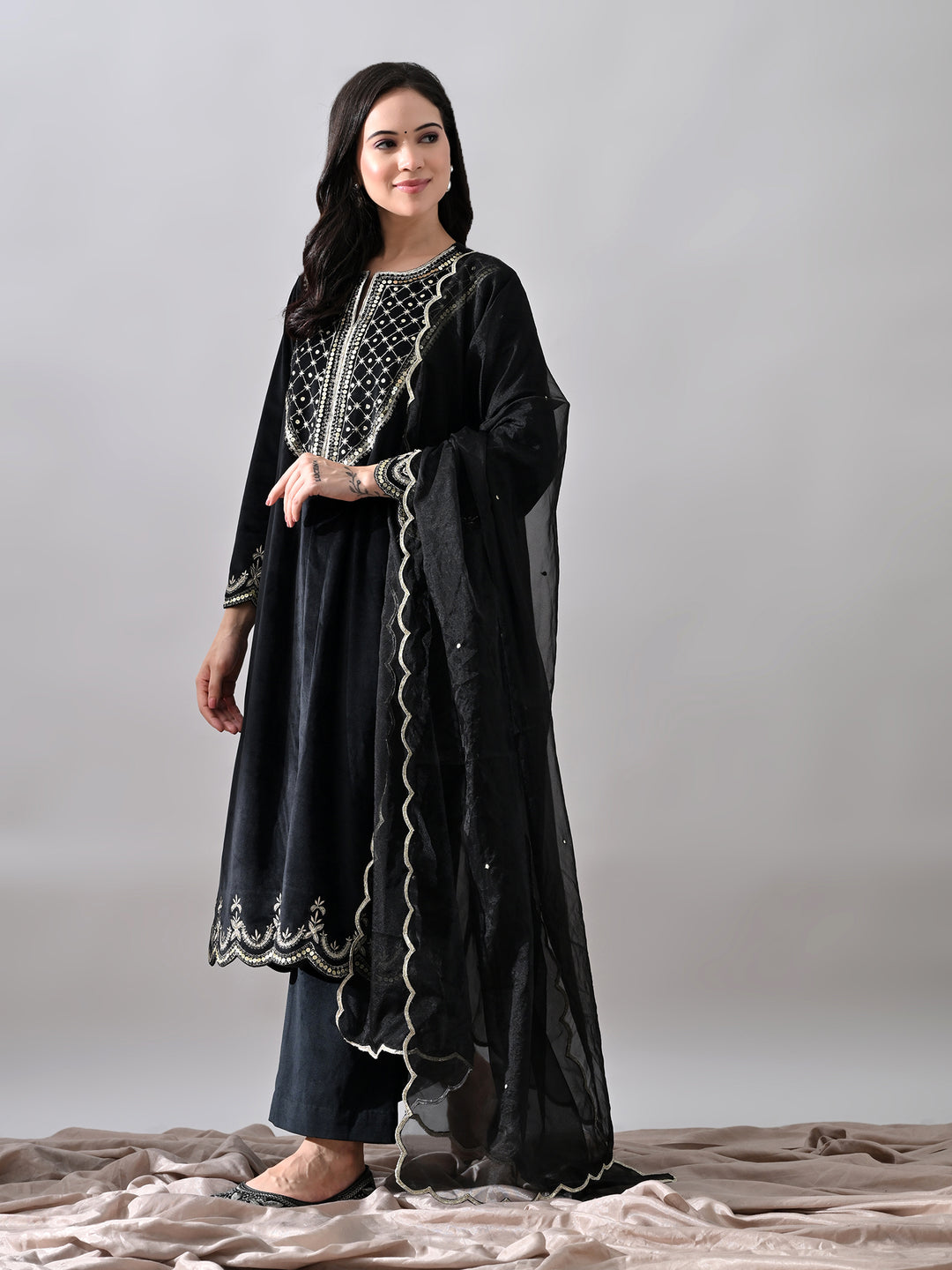 Suhana Embroidered Velvet Kurta Set (Black)