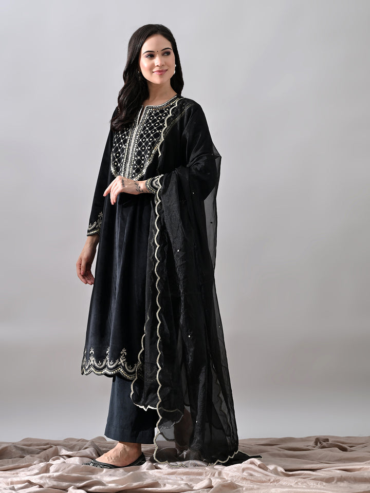 Suhana Embroidered Velvet Kurta Set (Black)