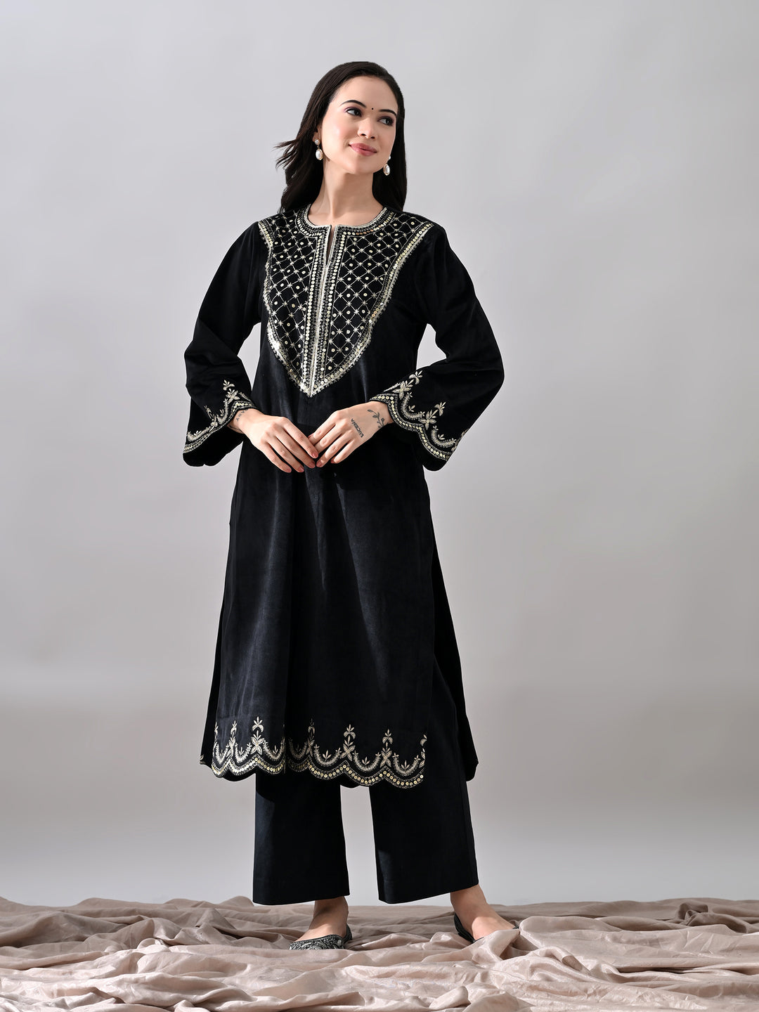 Suhana Embroidered Velvet Kurta Set (Black)