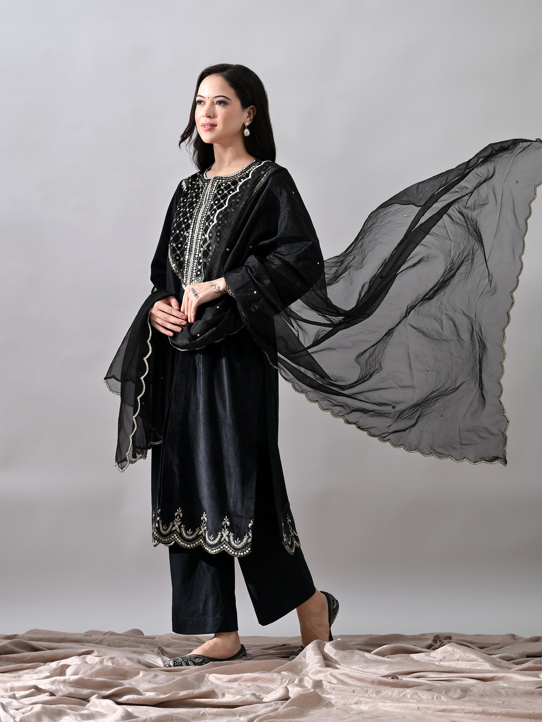 Suhana Embroidered Velvet Kurta Set (Black)