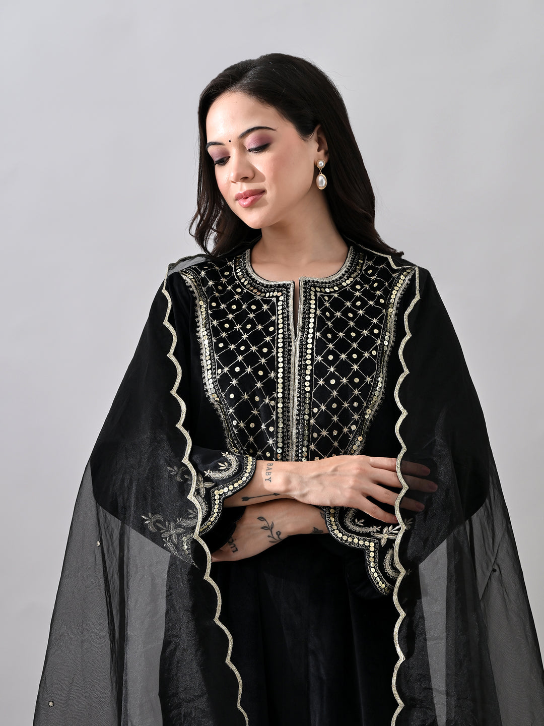Suhana Embroidered Velvet Kurta Set (Black)