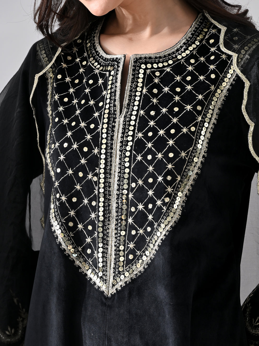 Suhana Embroidered Velvet Kurta Set (Black)