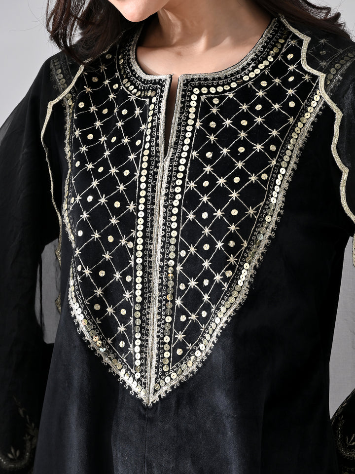 Suhana Embroidered Velvet Kurta Set (Black)