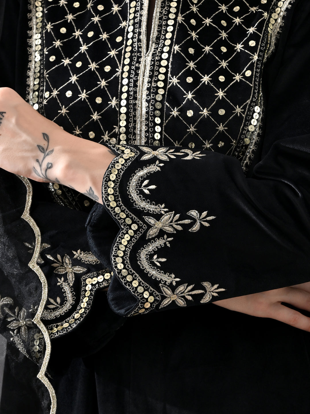 Suhana Embroidered Velvet Kurta Set (Black)